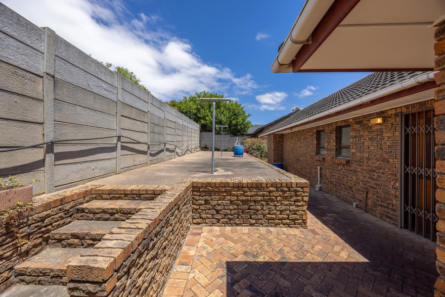 3 Bedroom Property for Sale in Protea Valley Western Cape